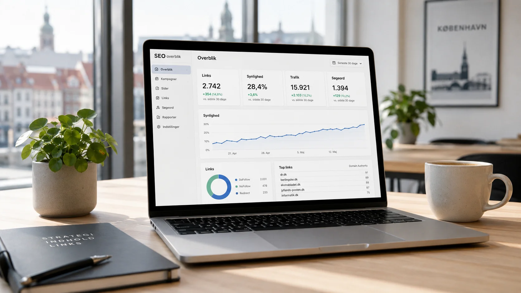 Linkbuilding i Danmark vist på laptop med SEO-dashboard i et lyst kontormiljø