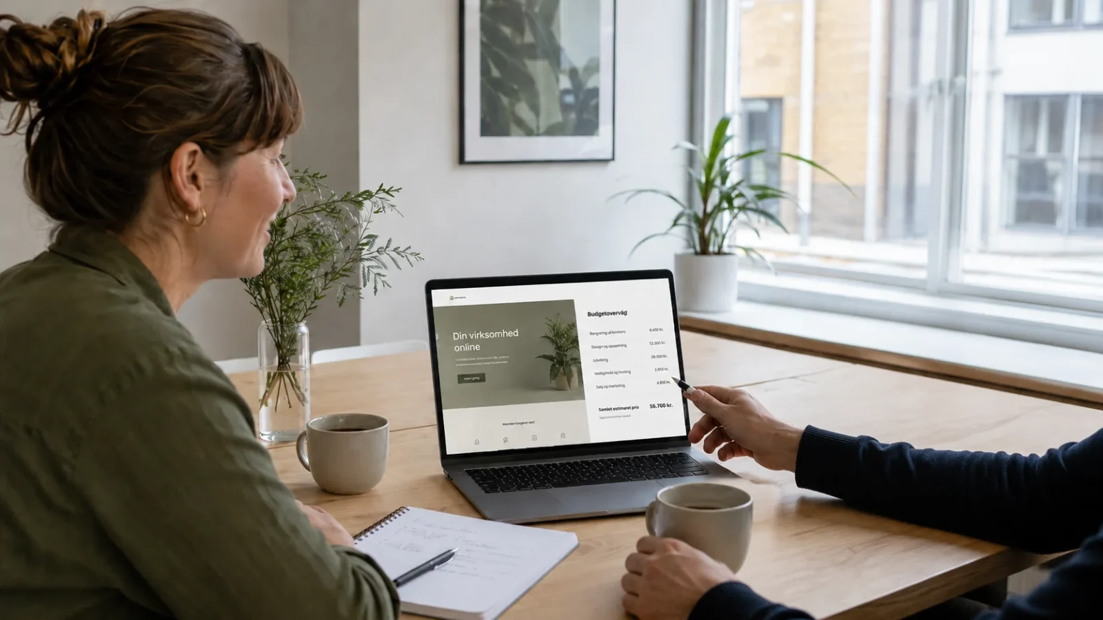 Digital rådgiver gennemgår hjemmesidebudget med virksomhedsejer