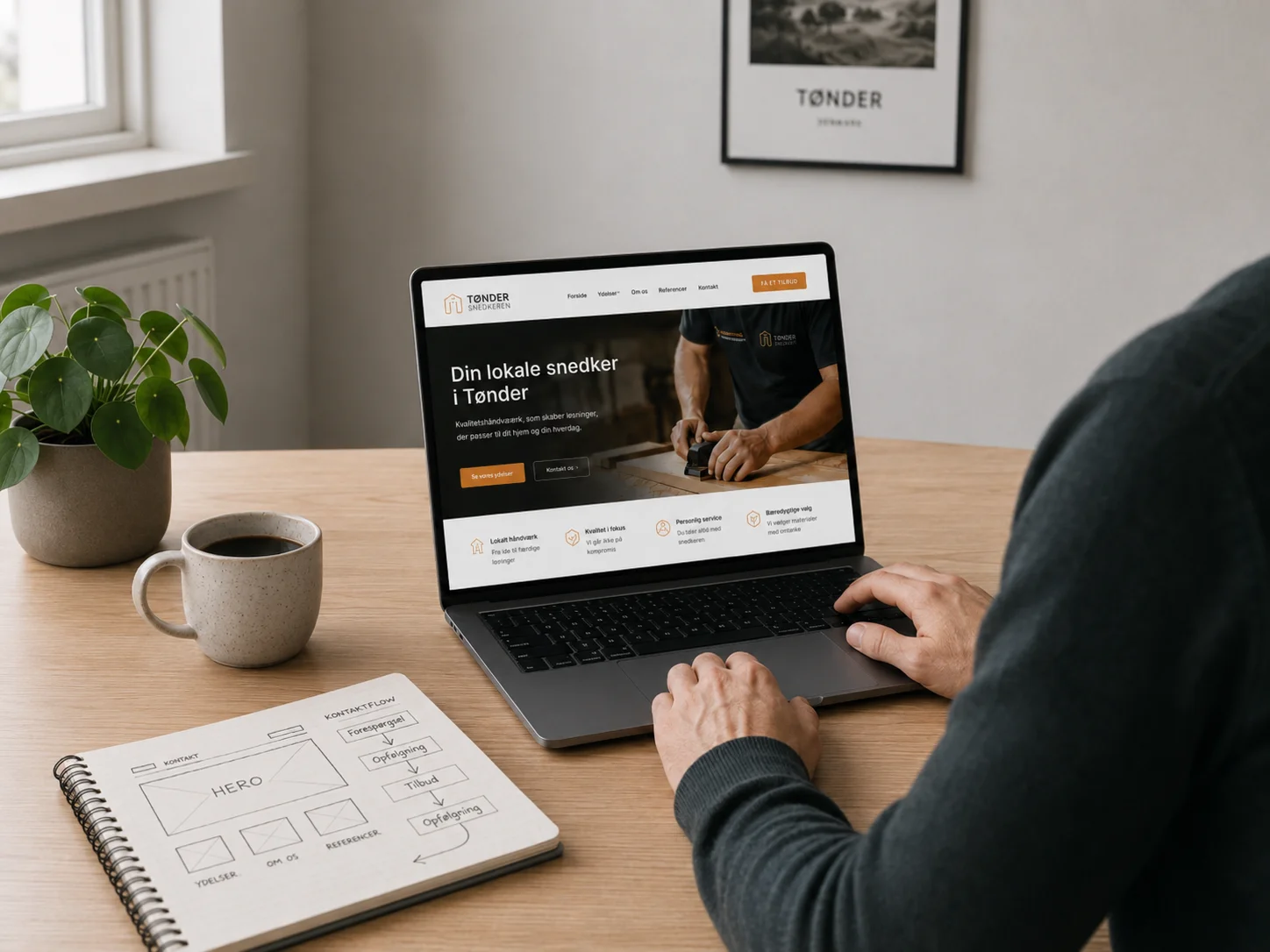 Person arbejder på laptop med moderne hjemmeside og notesbog med skitse over hjemmeside-struktur og kontaktflow