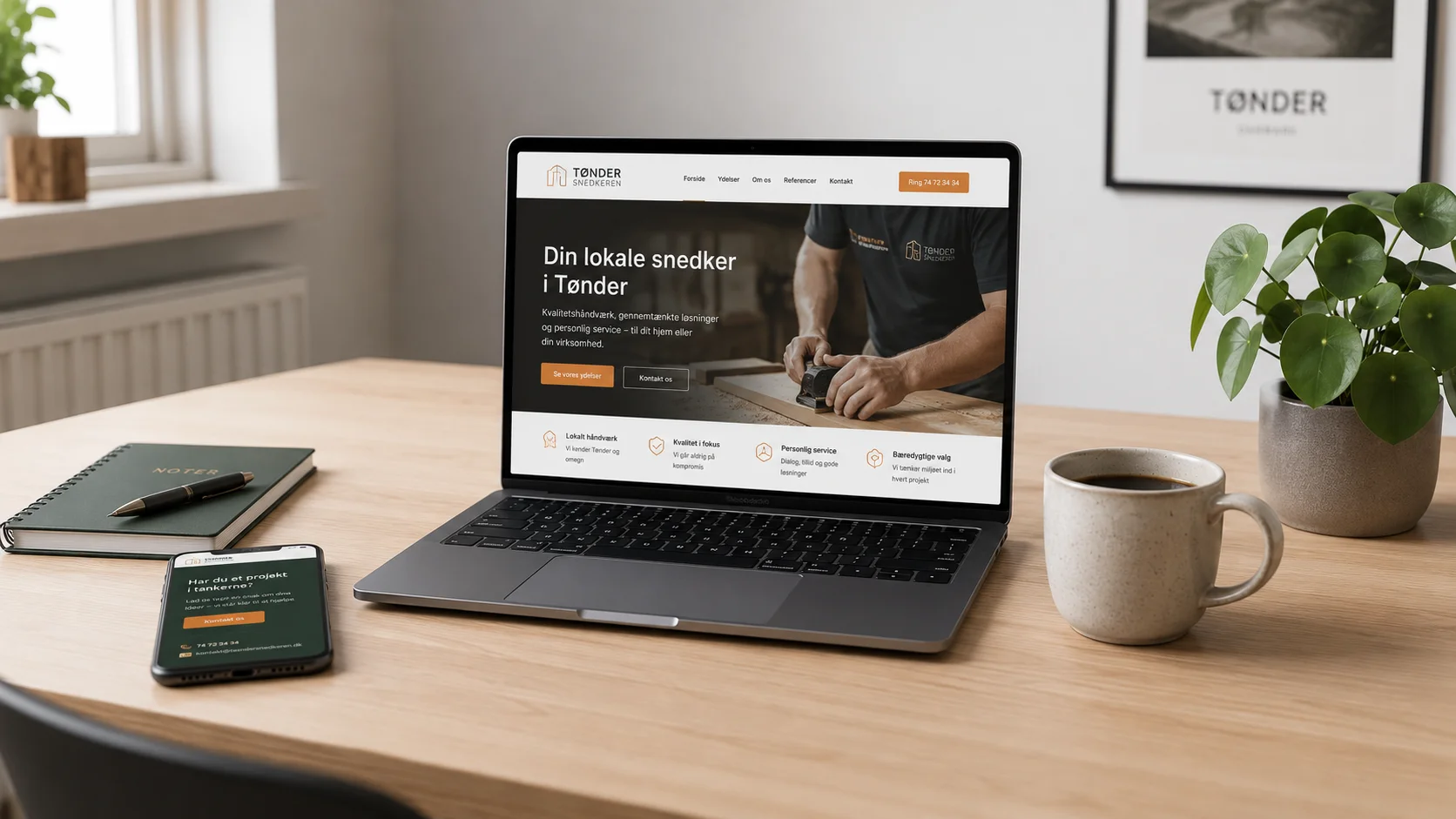 Moderne webdesign til lokal virksomhed i Tønder vist på laptop og mobil i roligt dansk kontormiljø