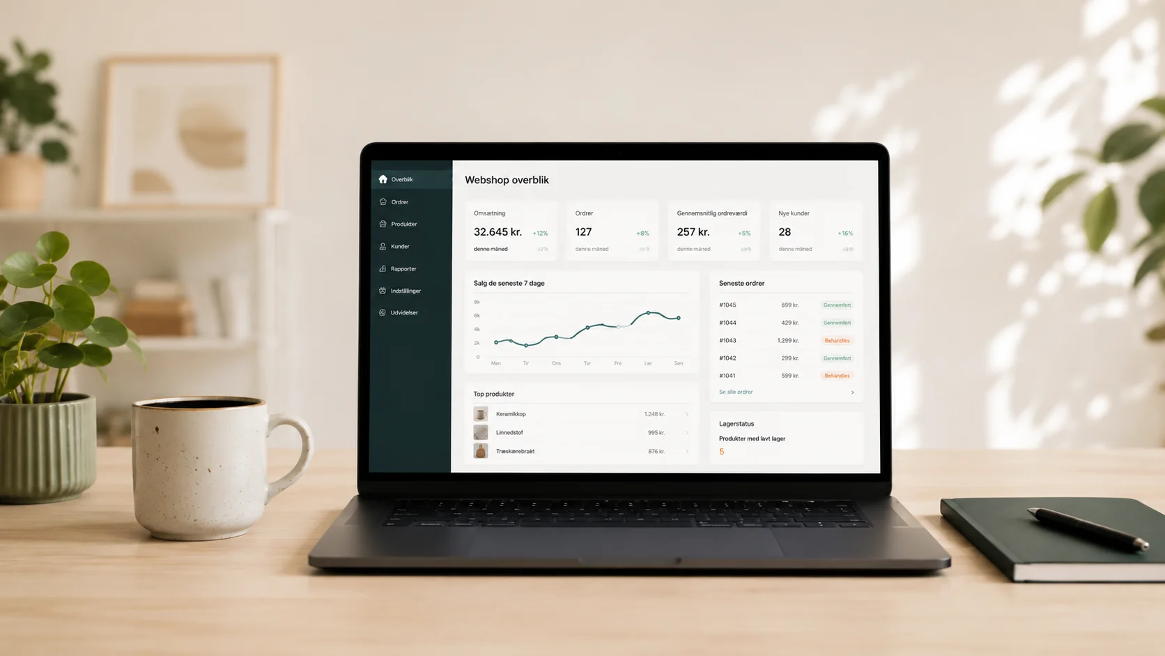 WordPress webshop dashboard på laptop med WooCommerce-lignende overblik over produkter, ordrer og salg