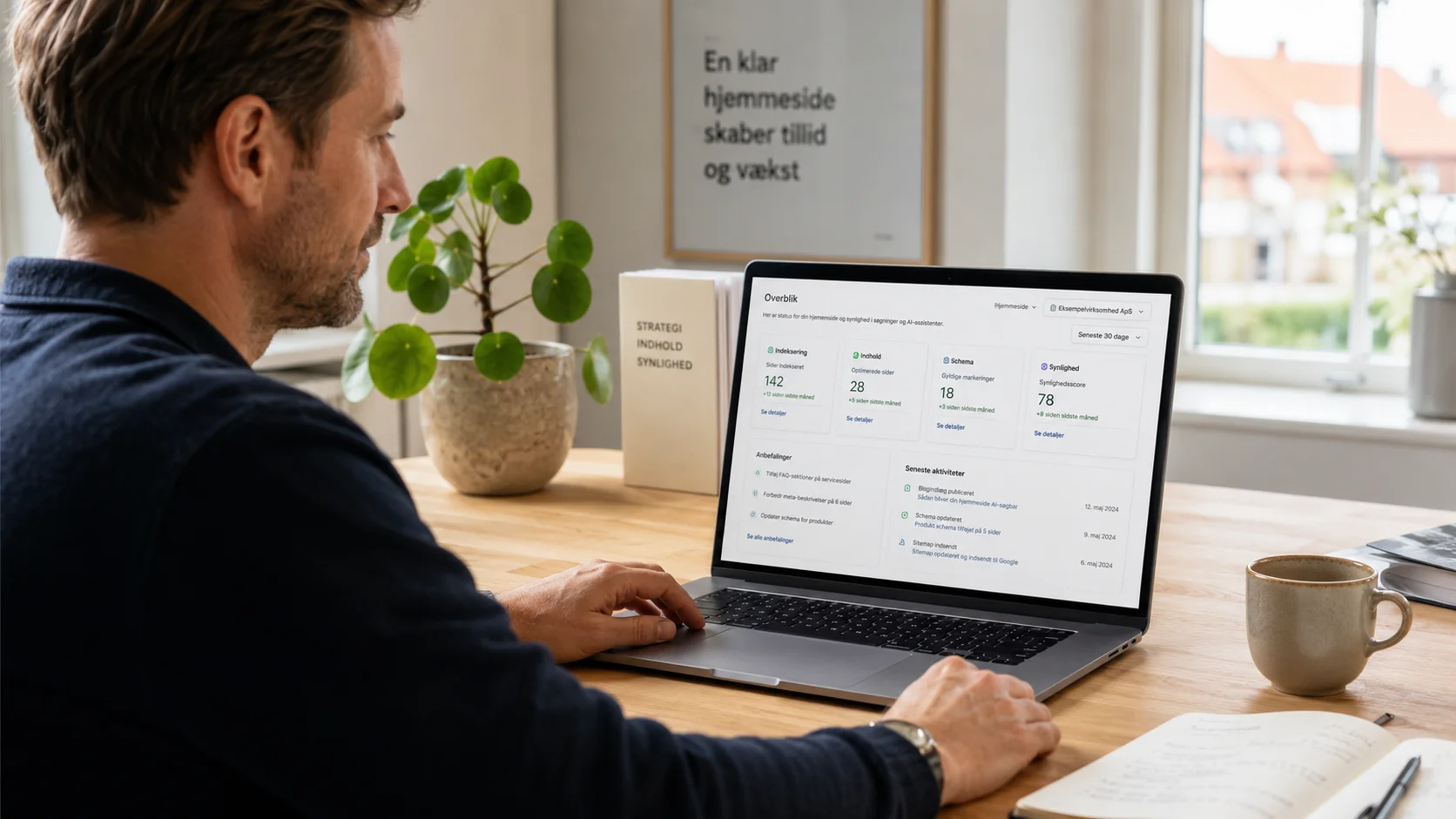 Virksomhedsejer gennemgår et AI-søgbart website og SEO-data på en laptop