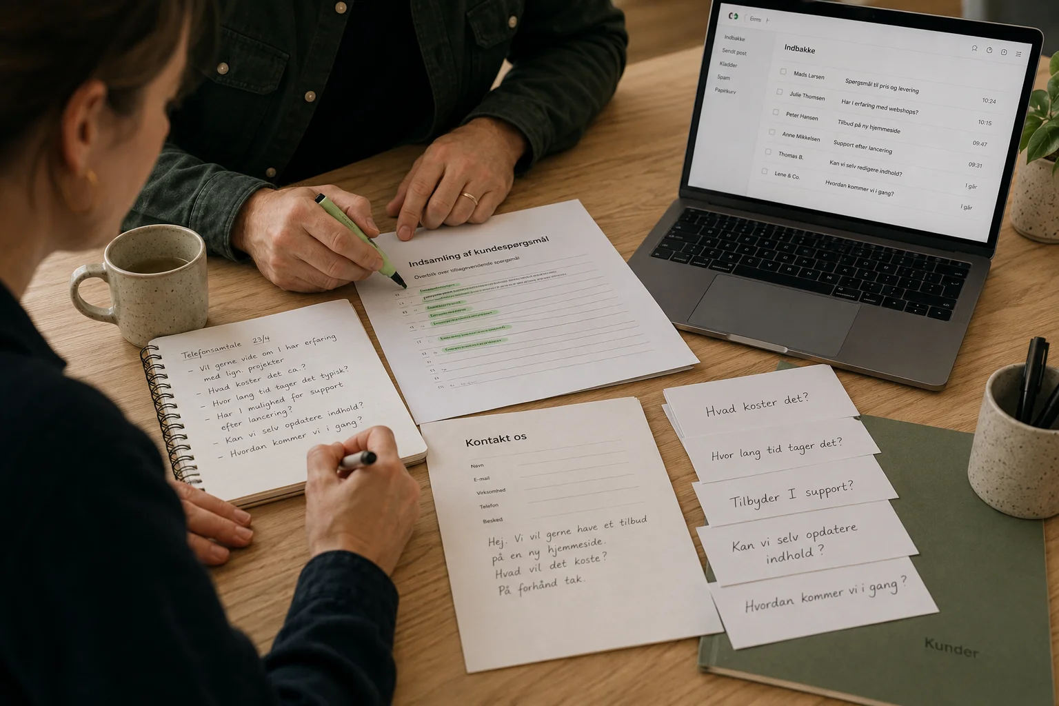Kundespørgsmål fra mails og samtaler samles til en FAQ