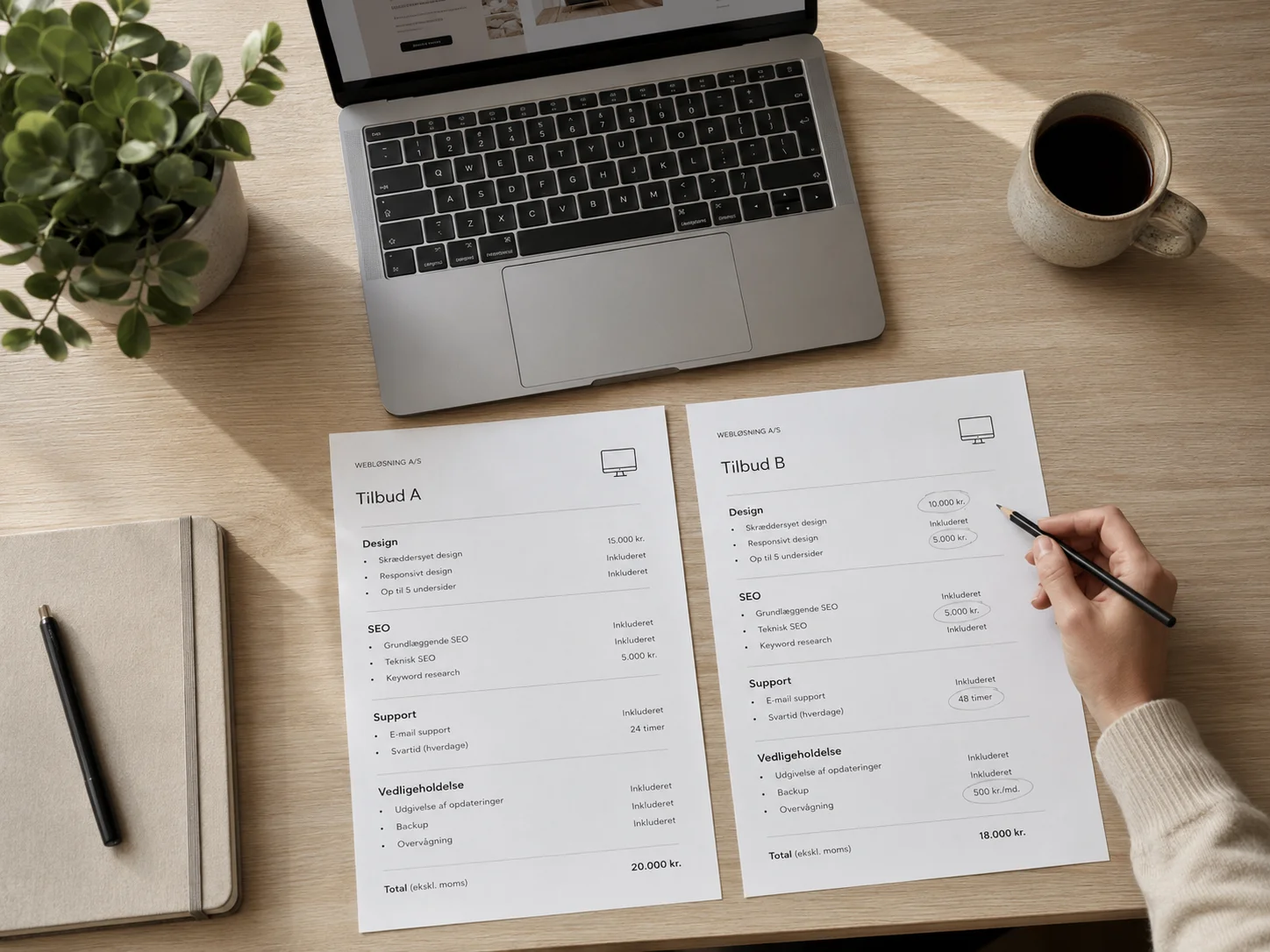 To tilbud på webdesign sammenlignes ved siden af en laptop