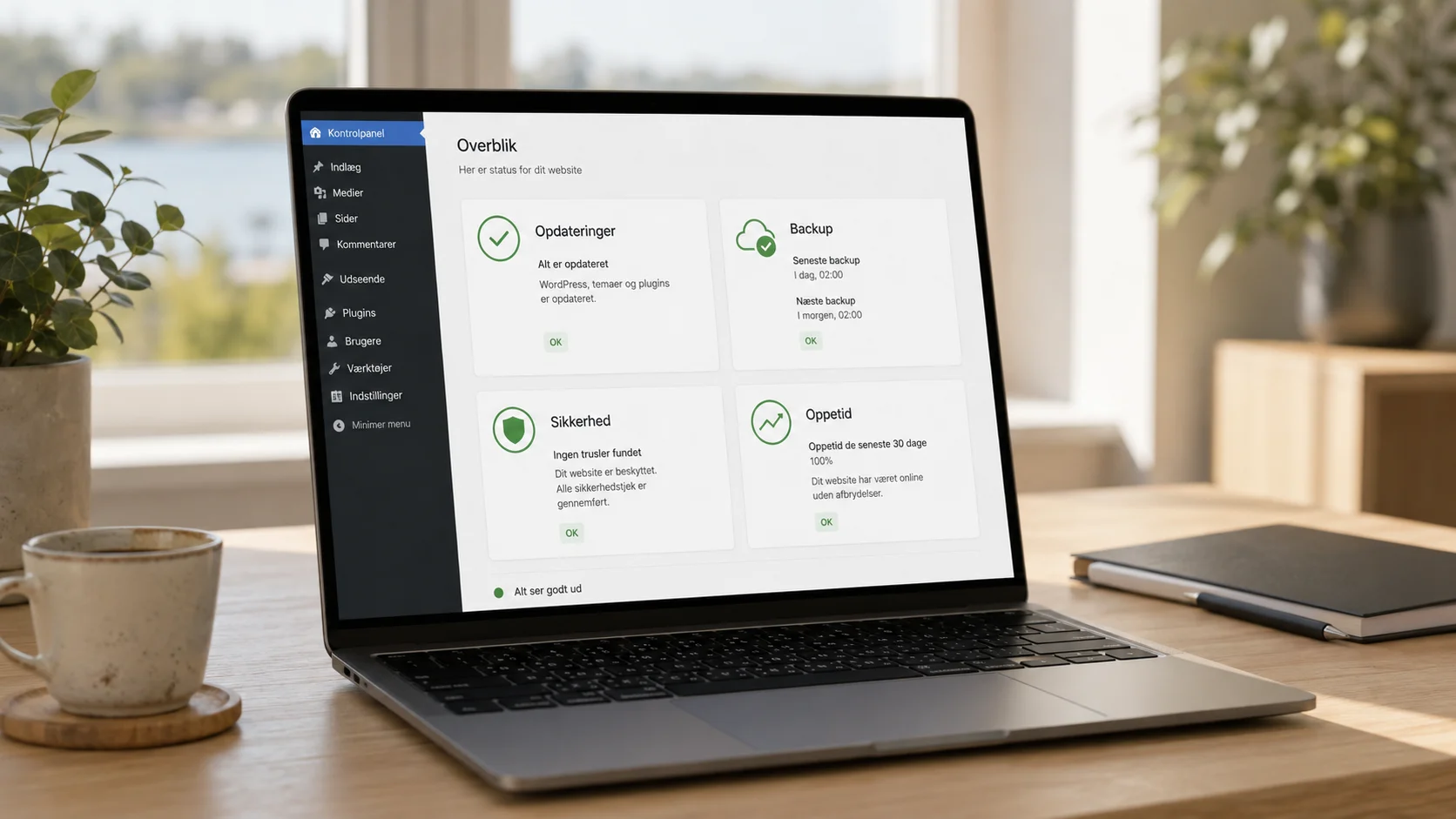 WordPress-serviceaftale med overvågning, backup og sikkerhed på en bærbar computer