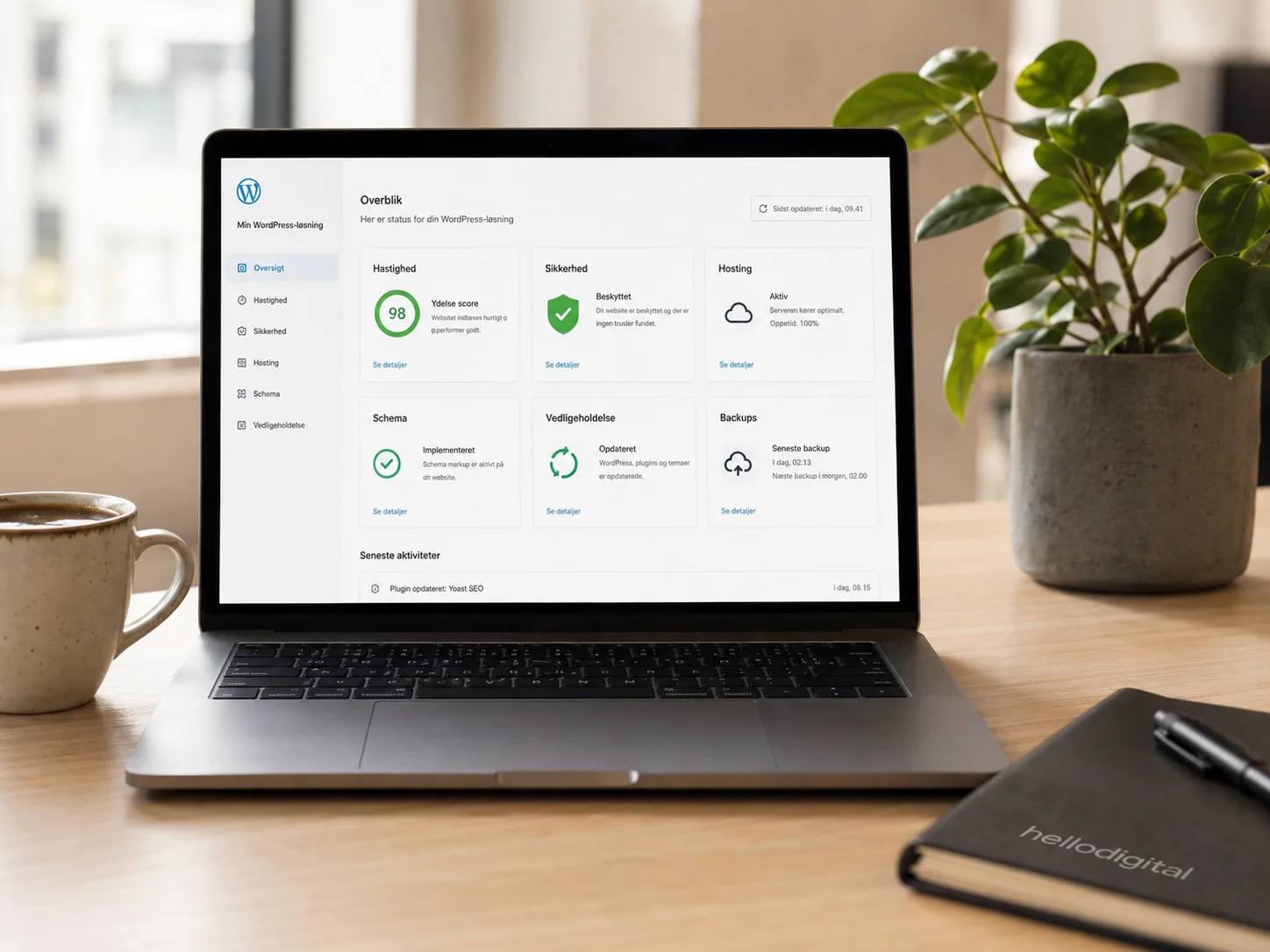 Teknisk WordPress-dashboard på laptop i lyst kontormiljø
